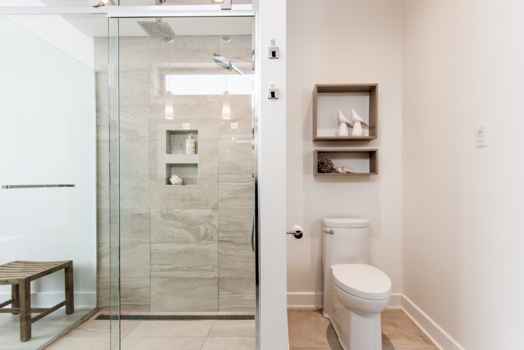 Salle de bain moderne avec douche vitrée