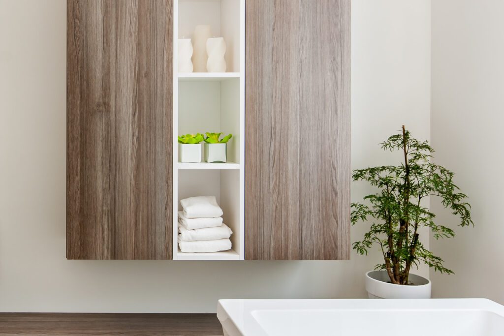 Salle de bain avec armoires en bois couleur noyer