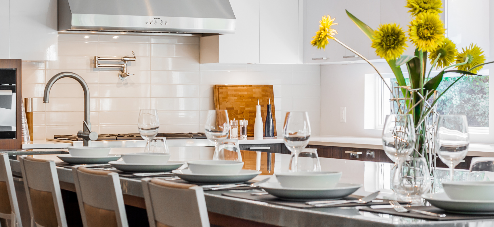 Design intérieur avec table à manger avec verres de vin et vase de fleurs jaunes