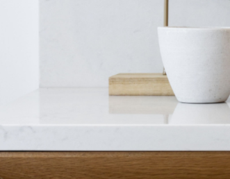 Tasse blanche sur comptoir blanc et bois