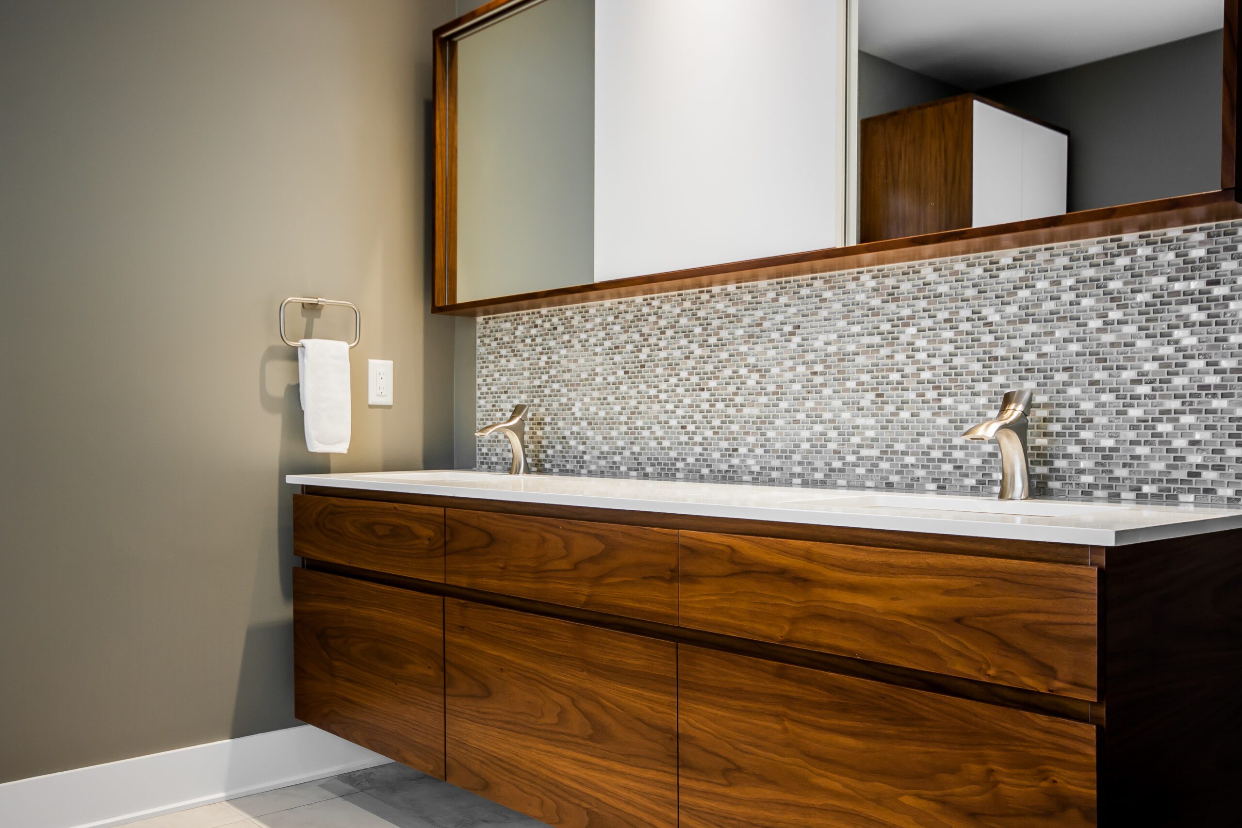 Salle de bain moderne avec armoires en bois et évier double