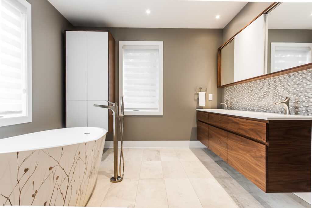 Salle de bain moderne avec armoires en bois et évier double