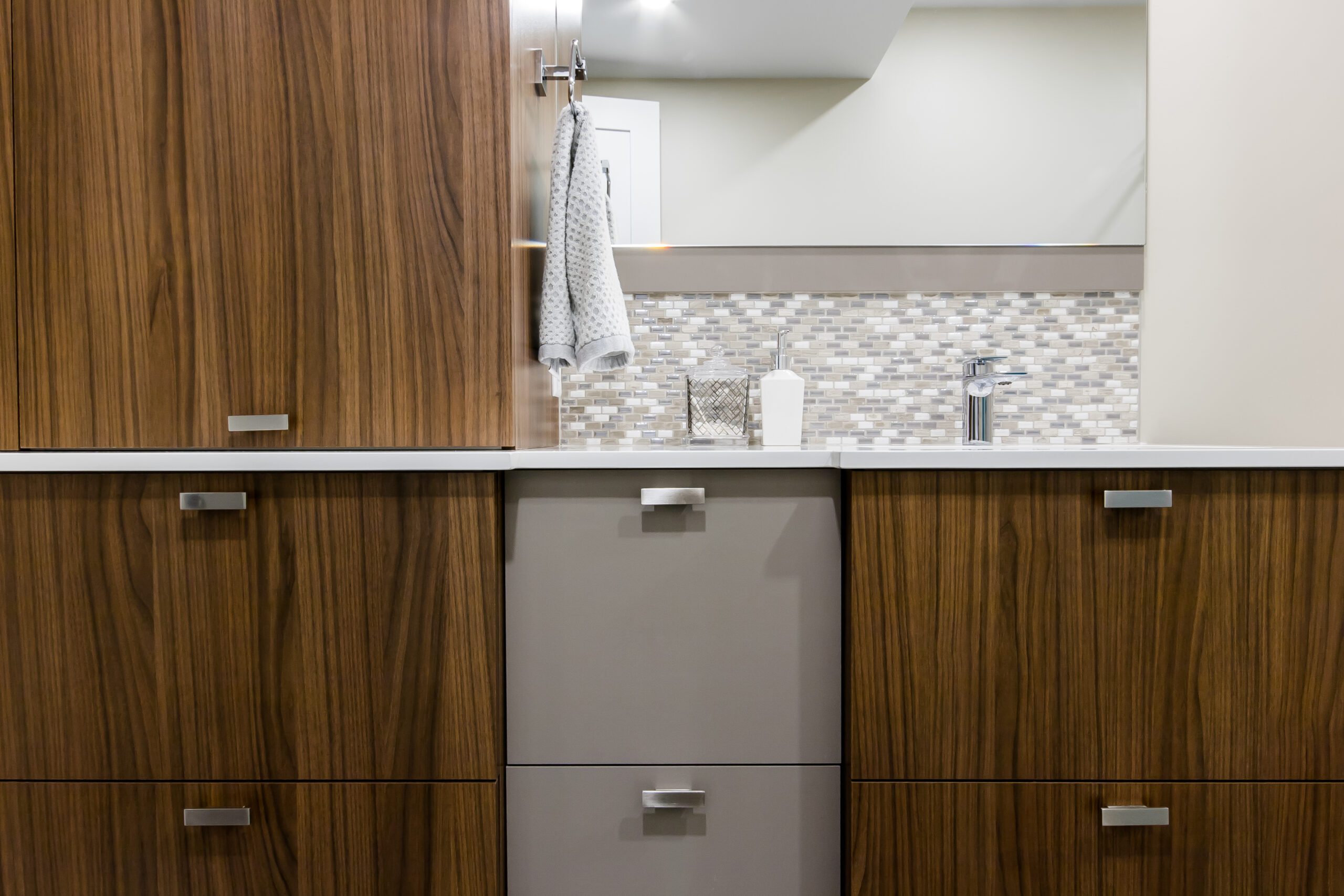 Salle de bain moderne avec armoires en bois et évier double