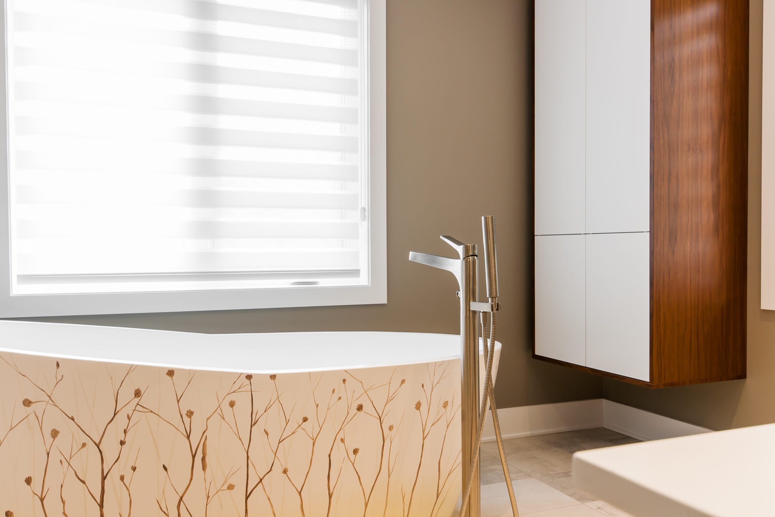 Baignoire blanche avec touches florales