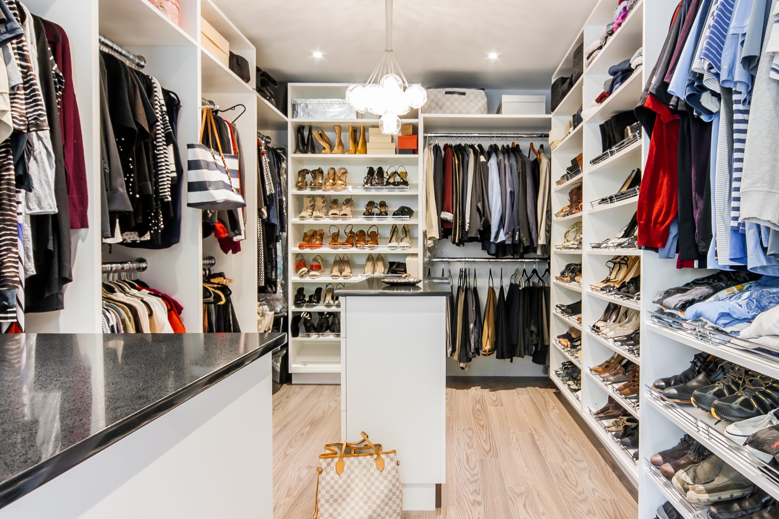 Armoires penderie avec vêtements et chaussures