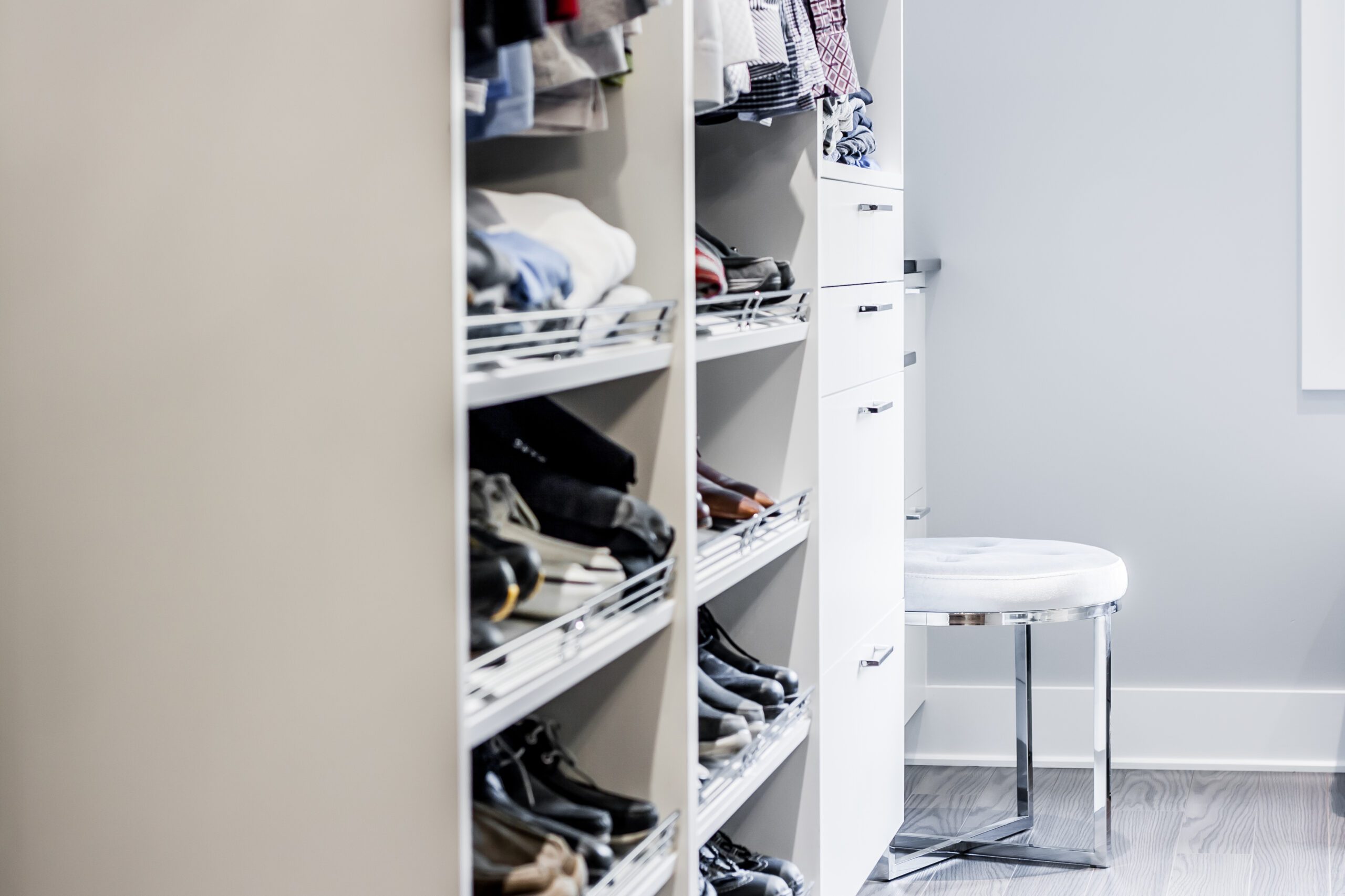 Armoire penderie avec chaussures et tabouret