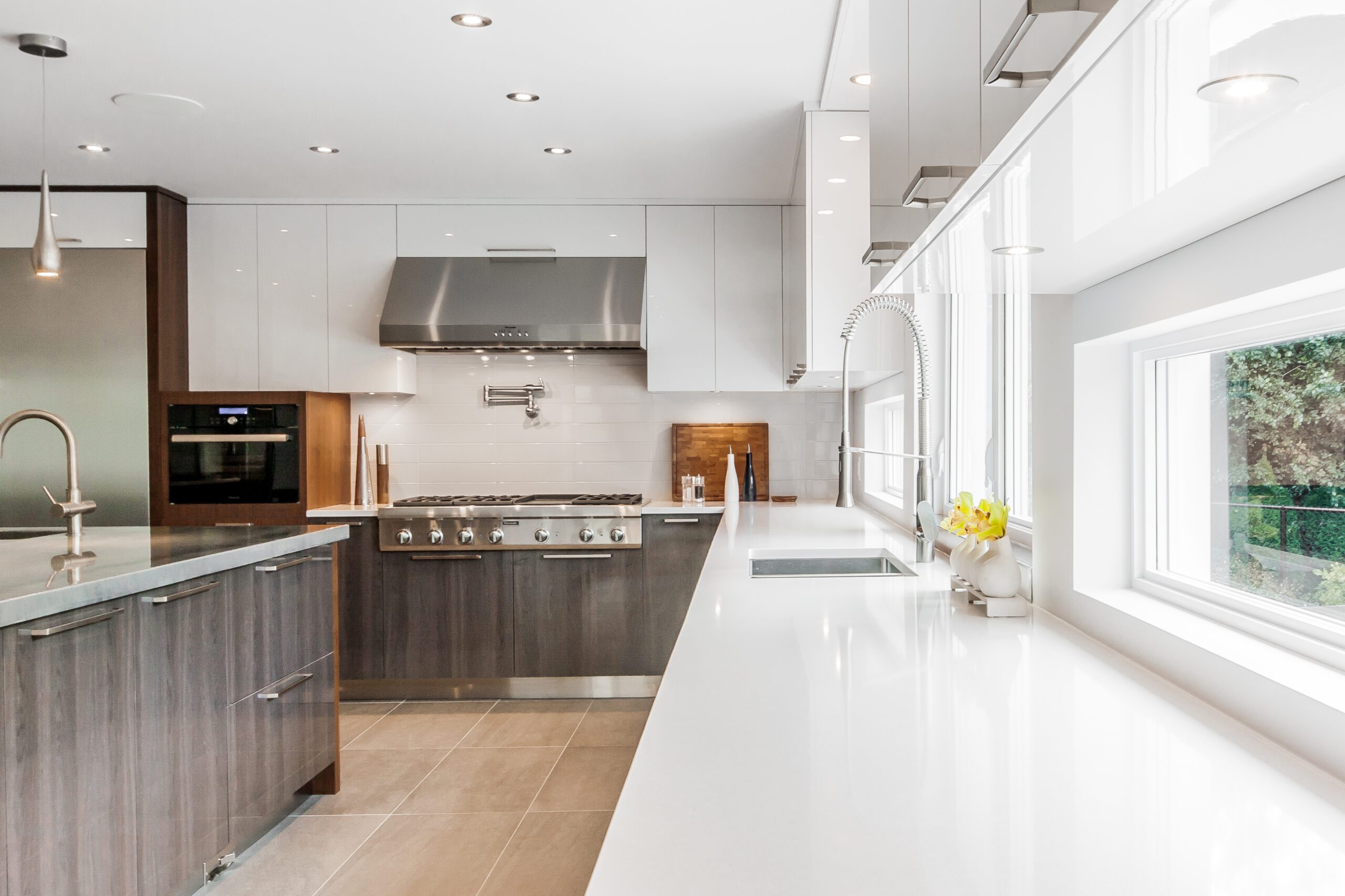 Cuisine luxueuse moderne et spacieuse avec comptoirs blancs