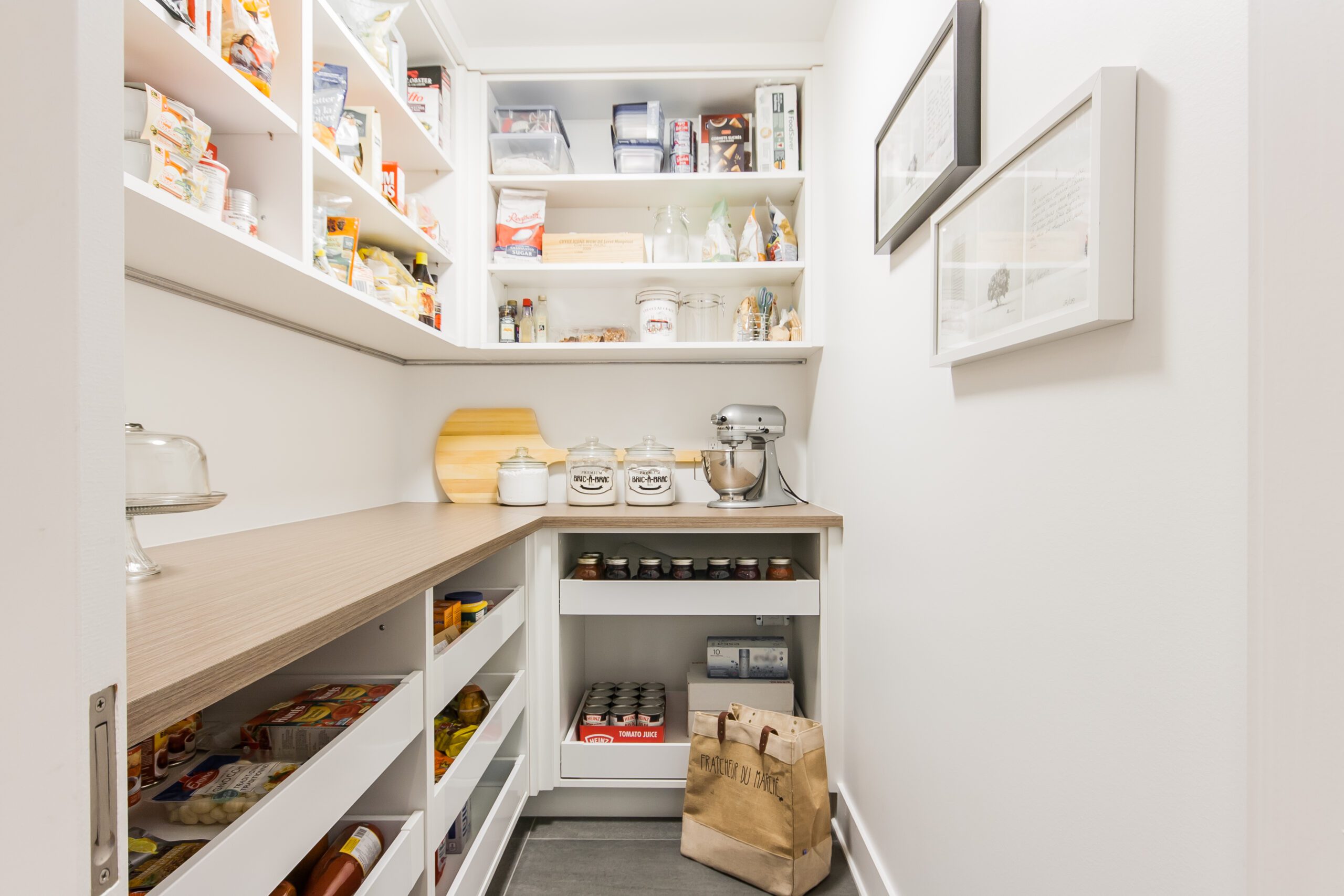 grand garde-manger avec tablettes et comptoir à café
