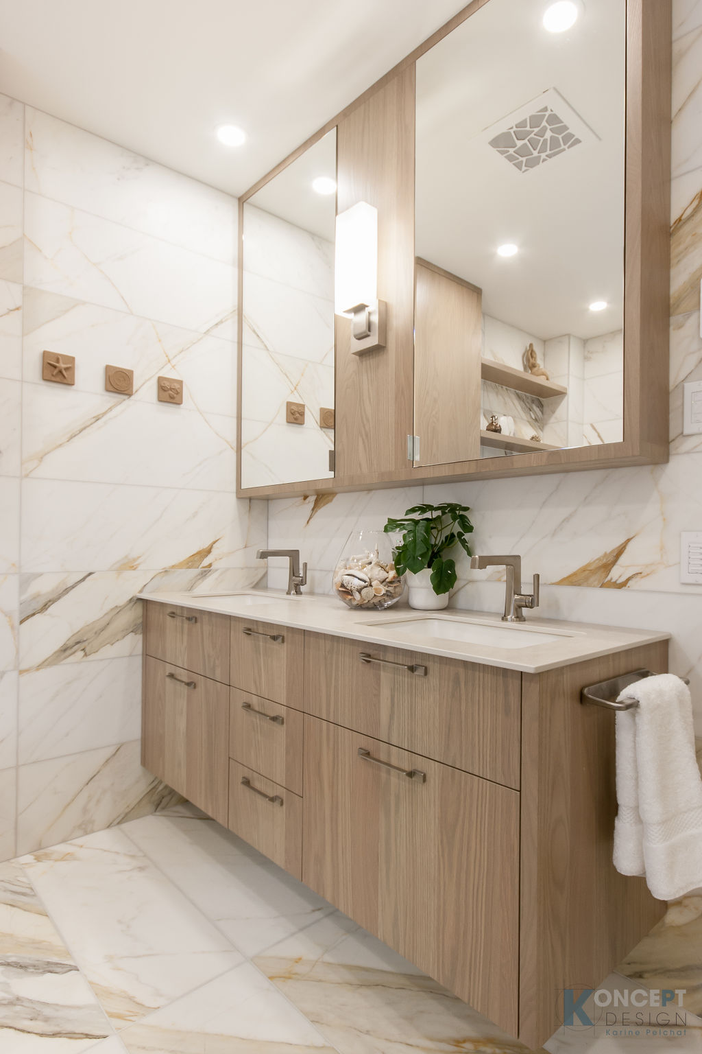 Vanité de salle de bain en bois pâle avec mur de céramique marbrée