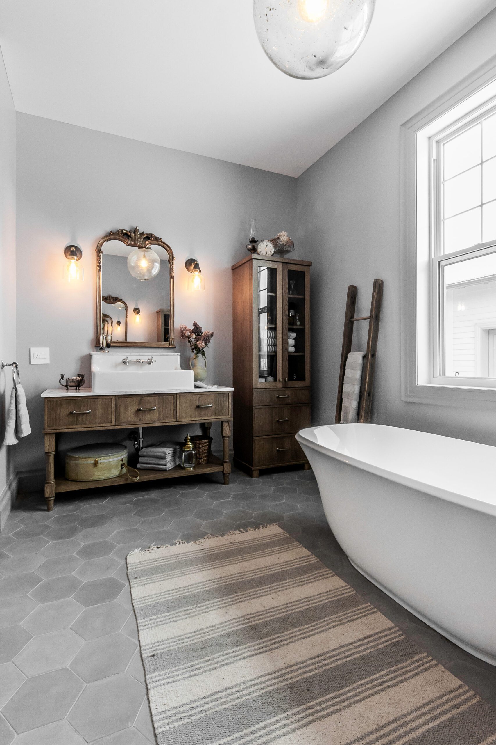 Salle de bain champêtre, bain autoportant blanc, bois, miroir rustique