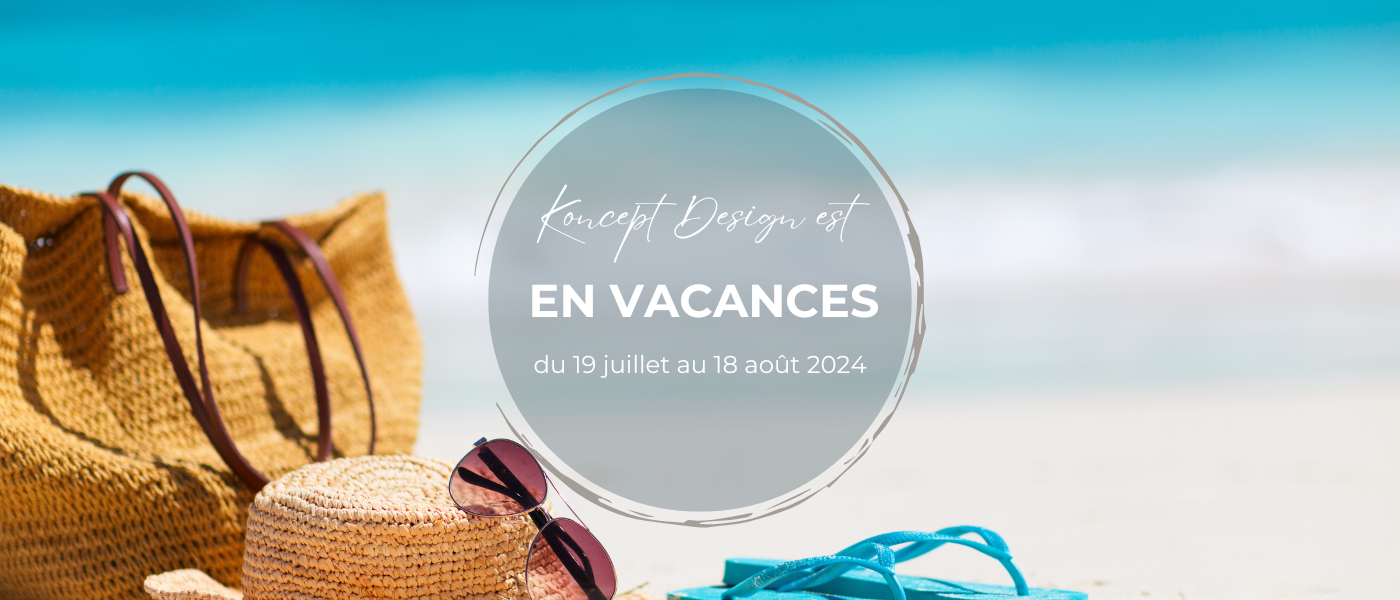 Bannière vacances 2024 de Koncept Design sur image de plage avec chapeau soleil et sac tressé