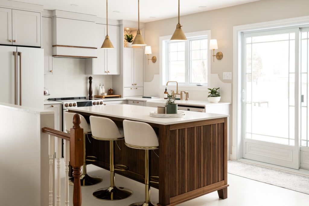 Cuisine moderne blanche avec accents de bois et accesoires de plomberie dorés