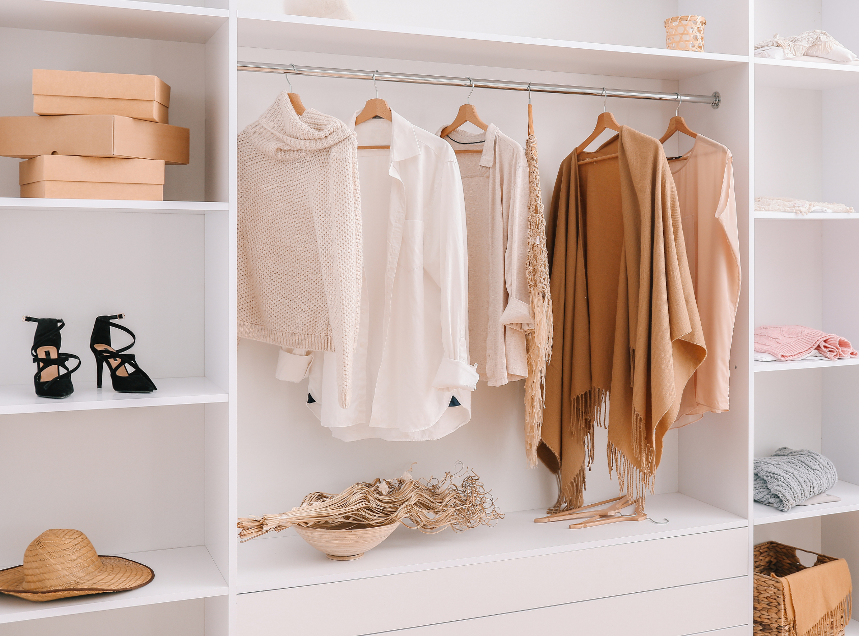 garde-robe avec vêtements neutres modernes
