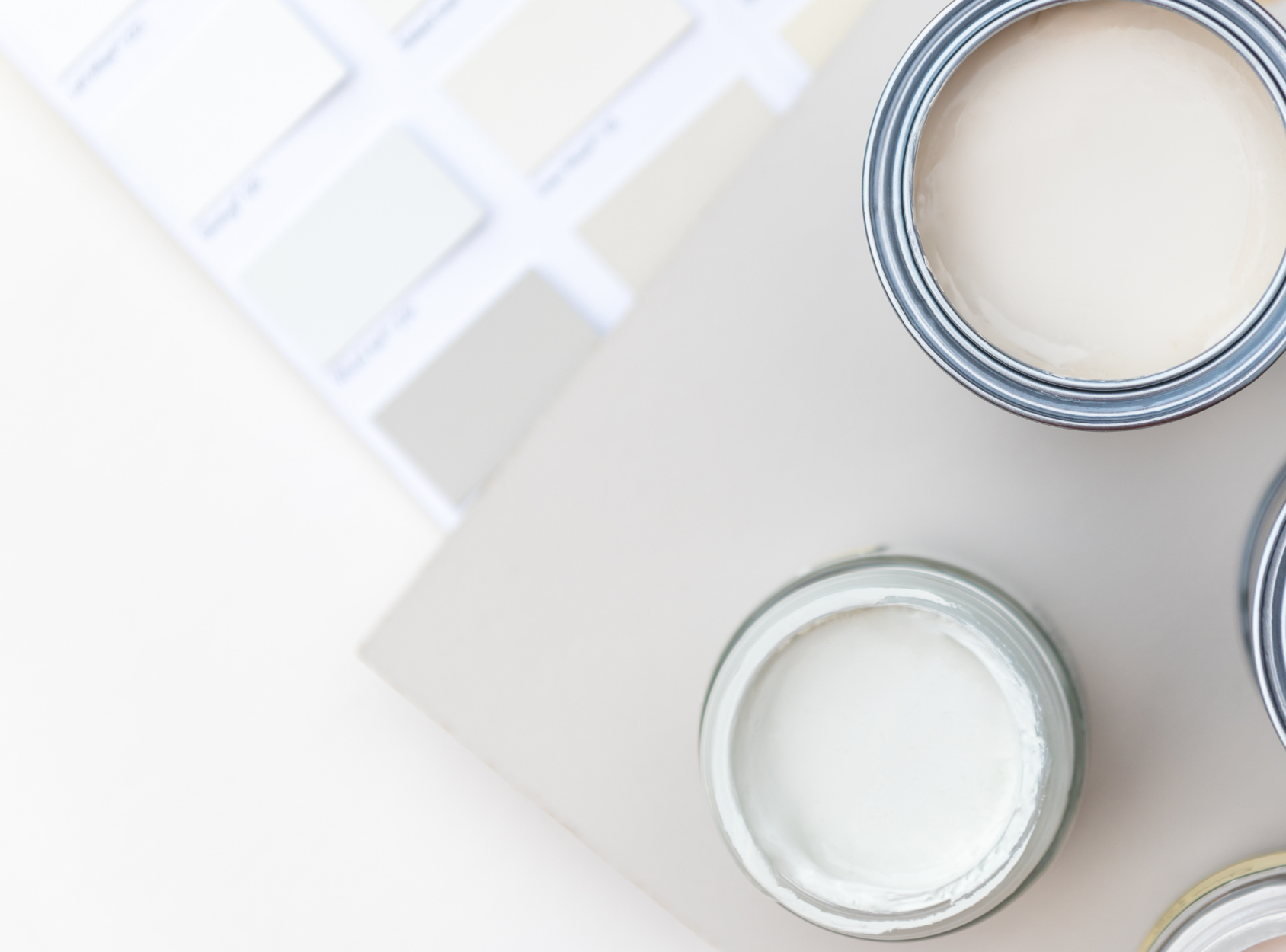 Pots de peinture blanche et crème