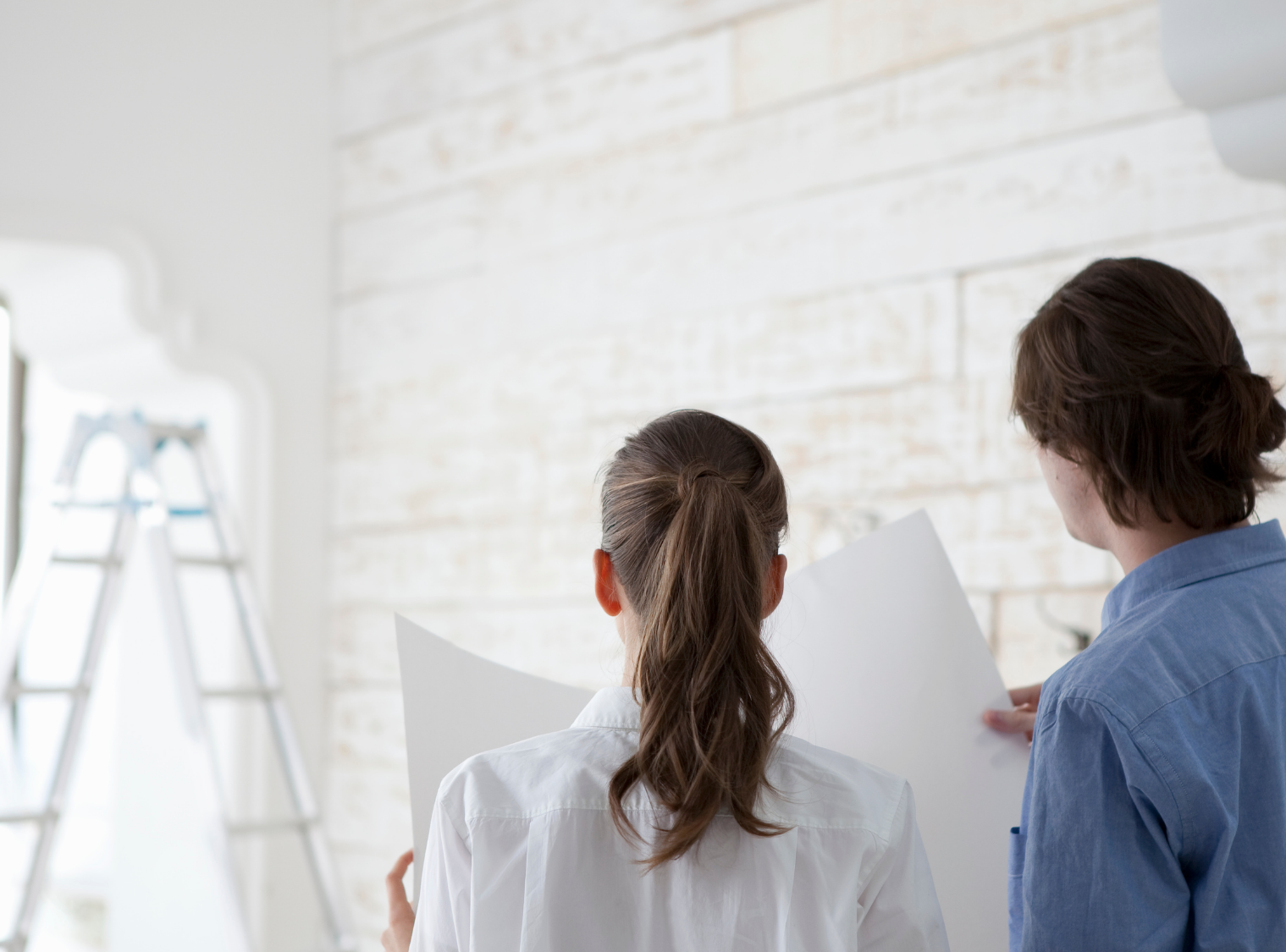 couple qui regarde un plan de rénovations maison
