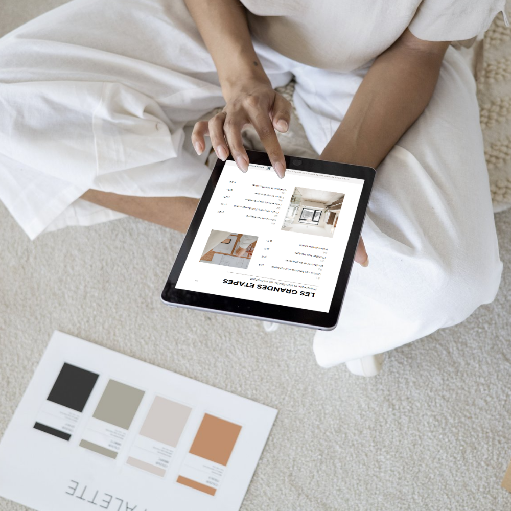 femme qui tient une tablette mobile avec guide de design d'intérieur. palette de couleur sur le plancher