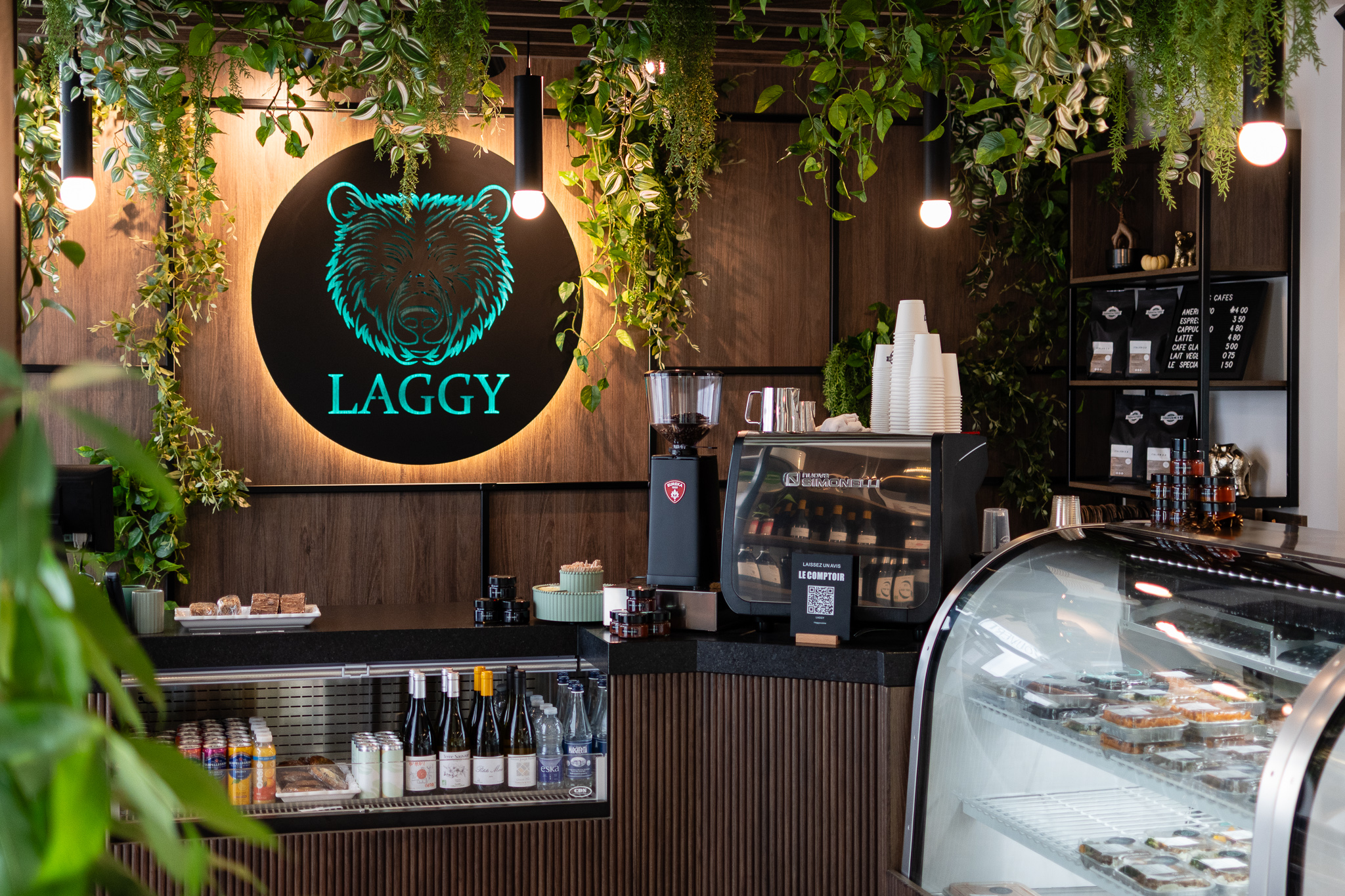 Commerce style bistro avec présentoirs en verre et enseigne lumineuse Laggy