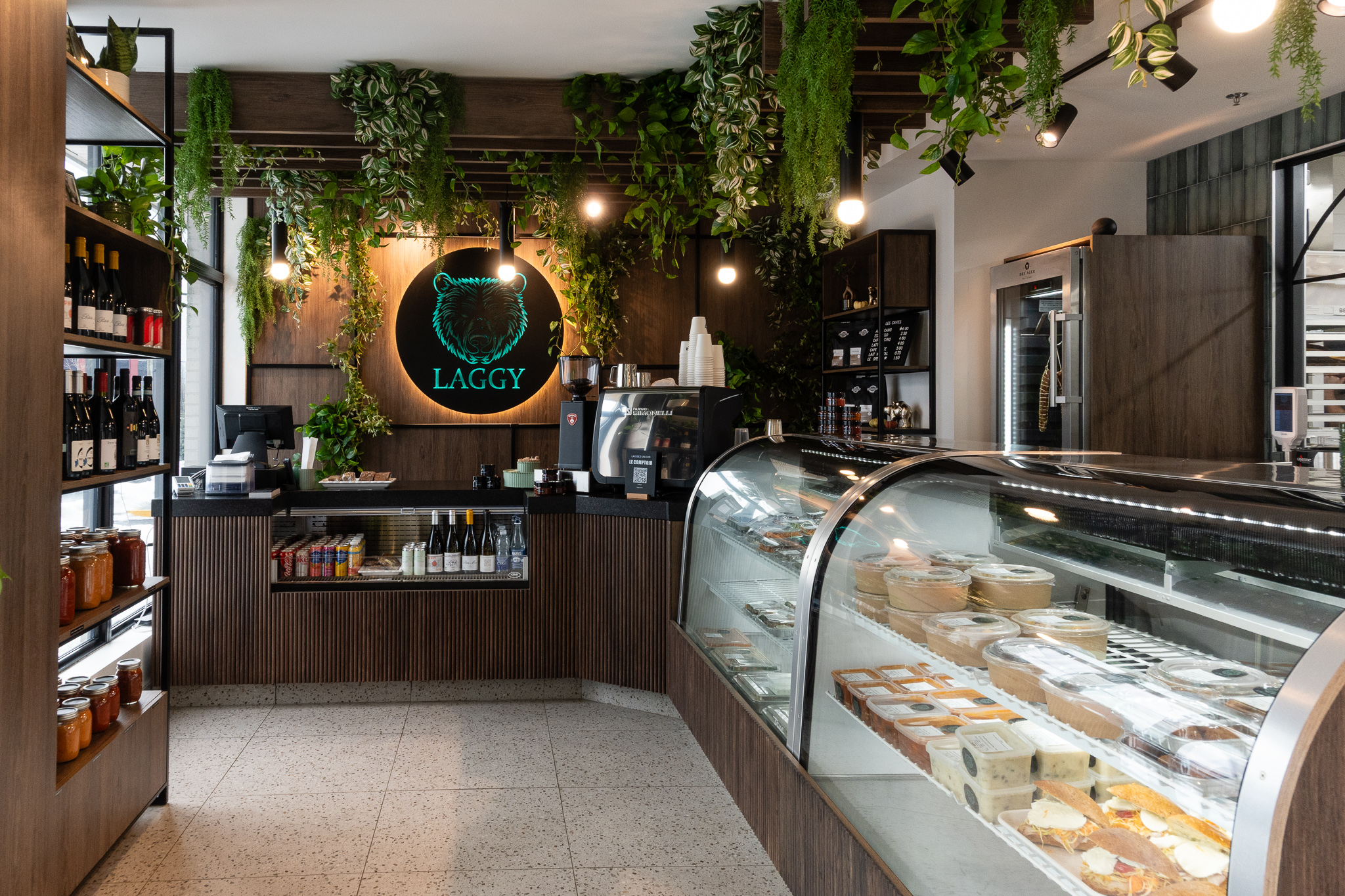 Commerce style bistro avec présentoirs en verre et enseigne lumineuse Laggy