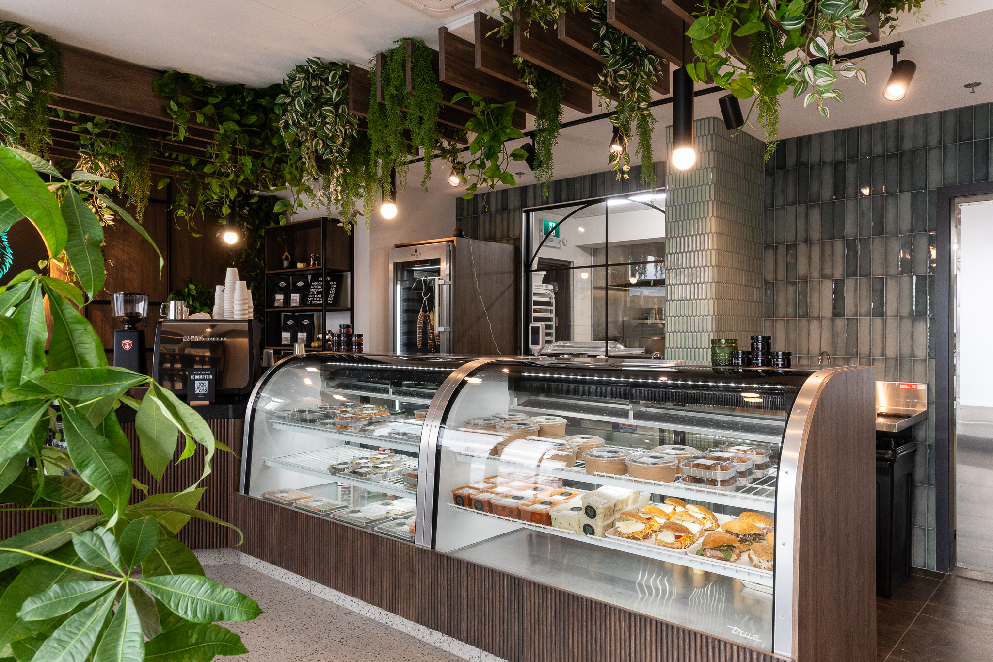 Commerce style bistro avec présentoirs en verre et plantes suspendues