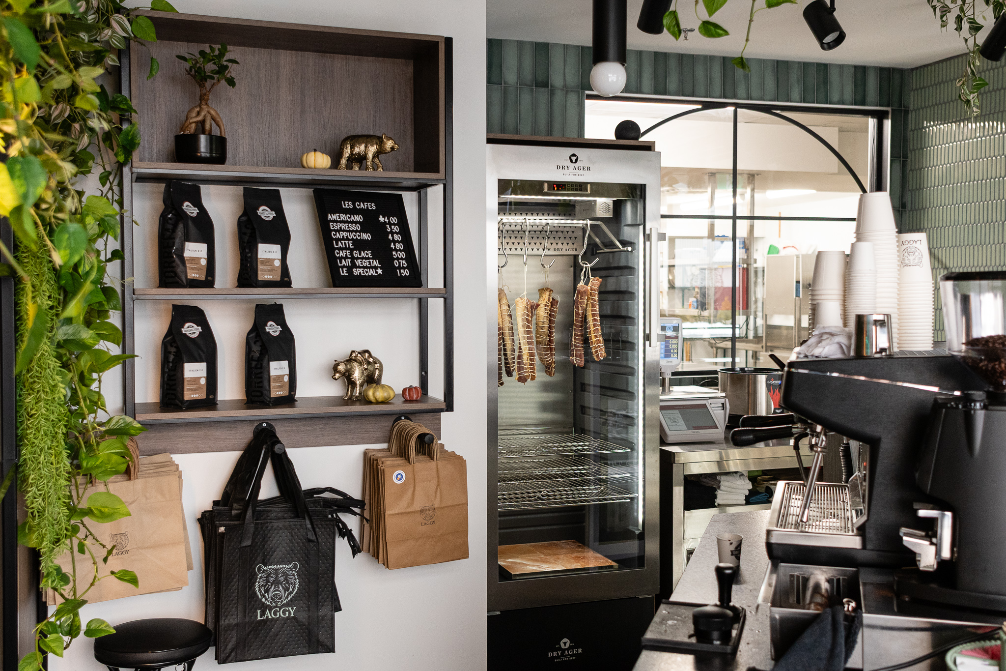 Présentoirs dans une boutique café avec sacs de café, planches à découper et sacs réutilisables