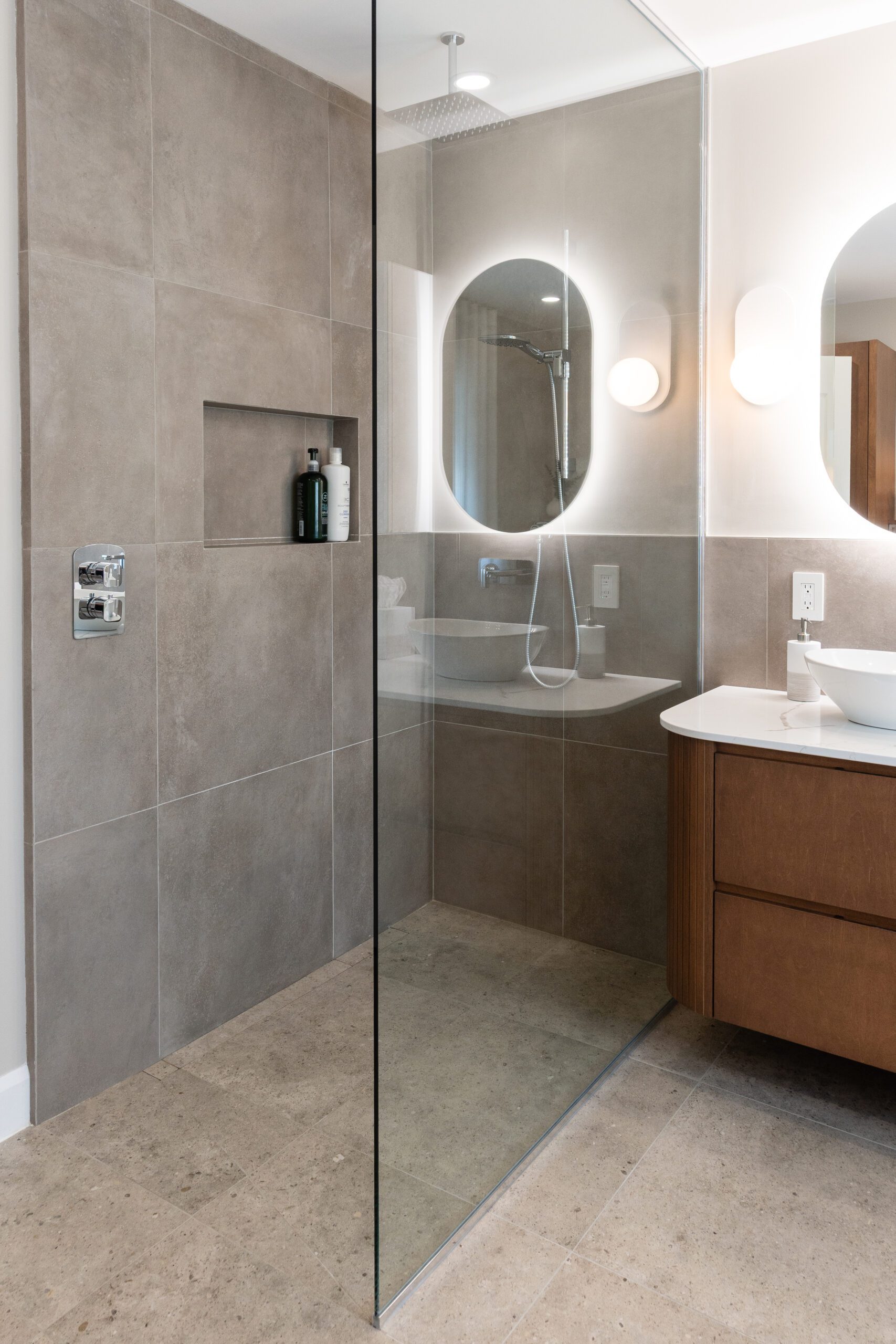salle de bain moderne teintes de bois et céramique grise avec grande douche ouverte