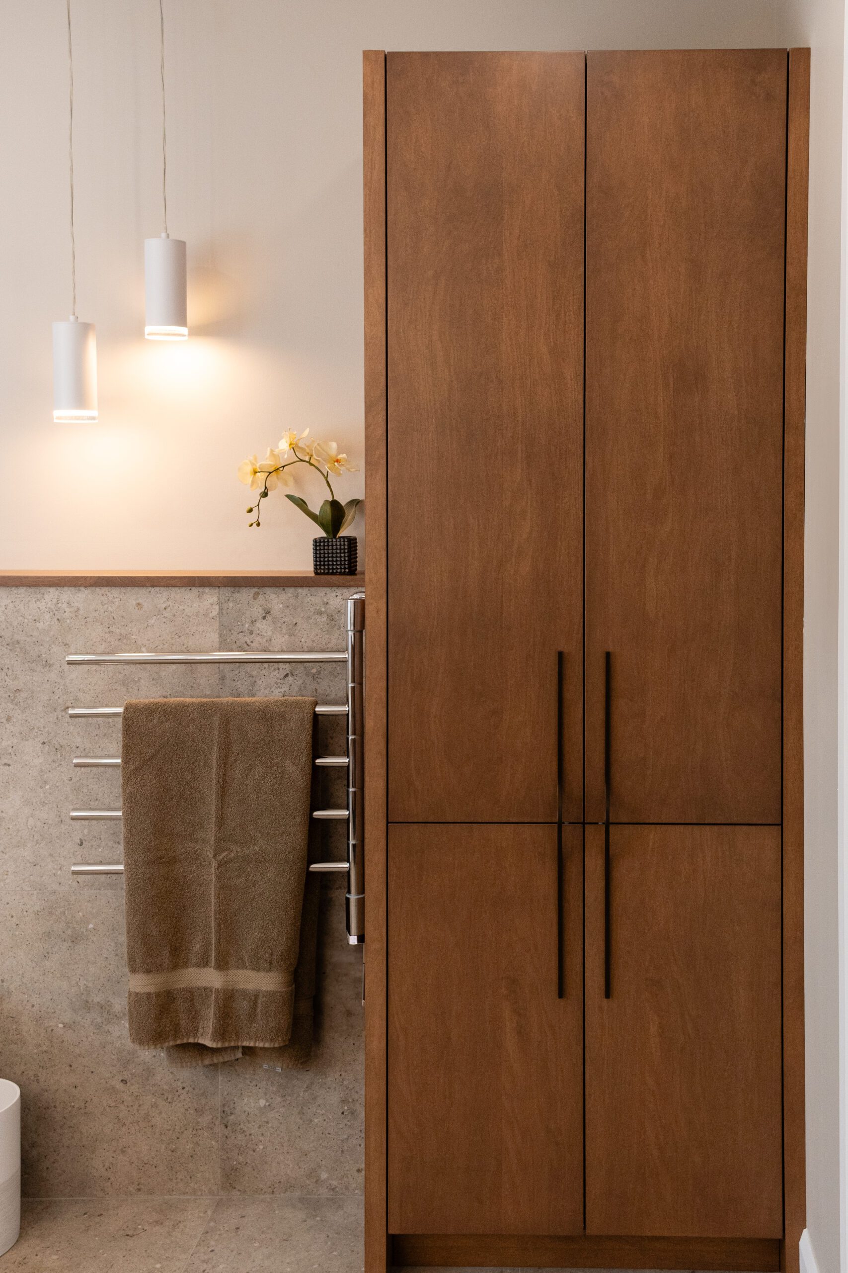 Armoires verticales en bois texturé avec porte serviette