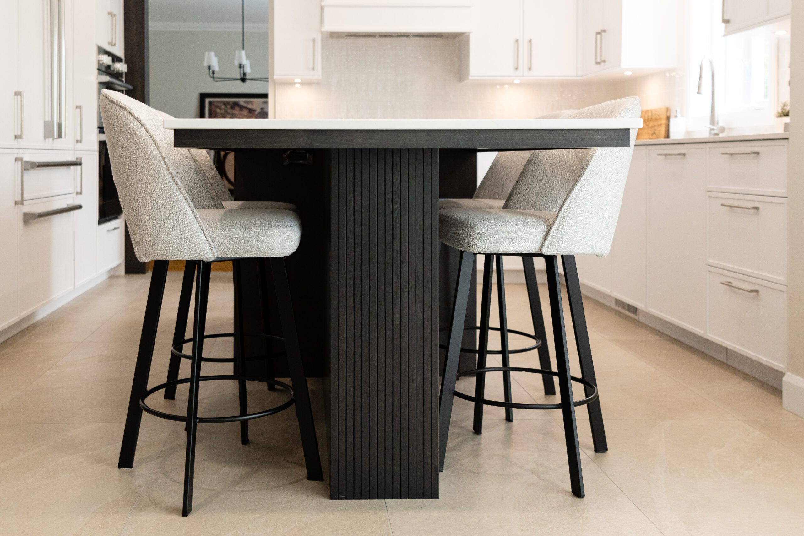 table à manger noire en bois texturé avec tabourets blancs