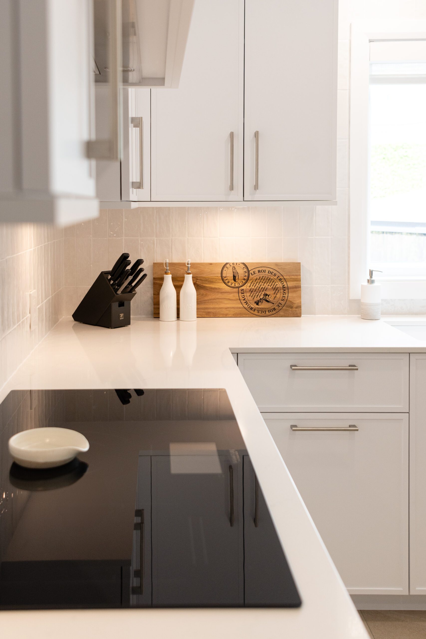 Armoires blanches avec surface de cuisson et accessoires décoratifs