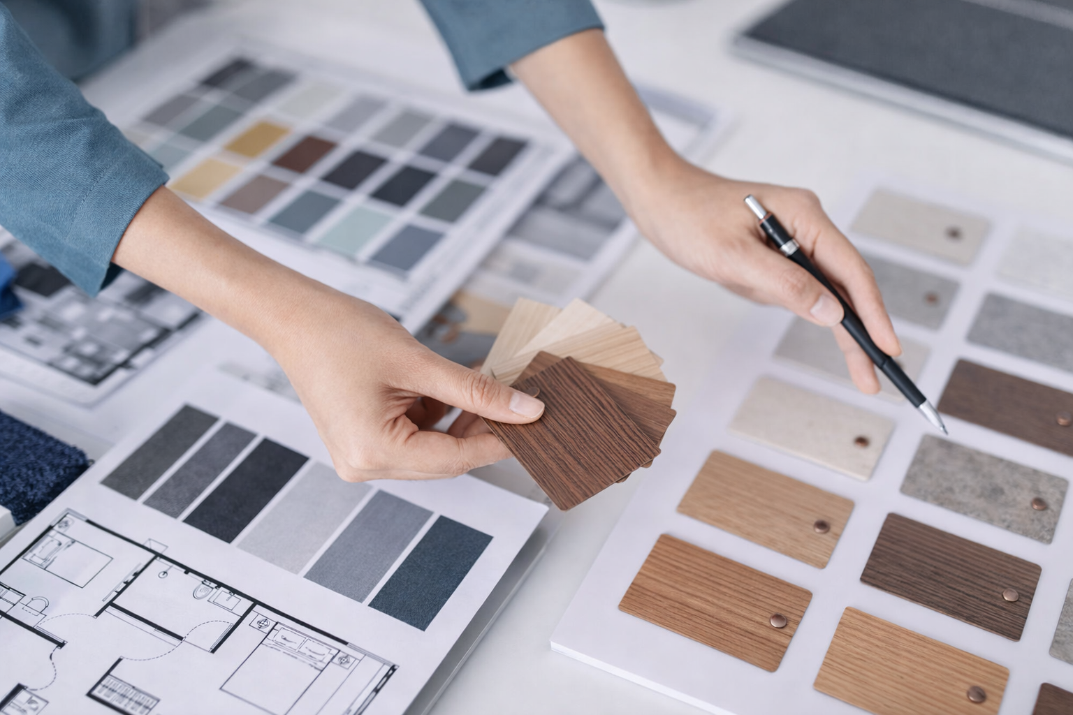 palettes de couleurs et textures de bois sur une table de designer d'intérieur