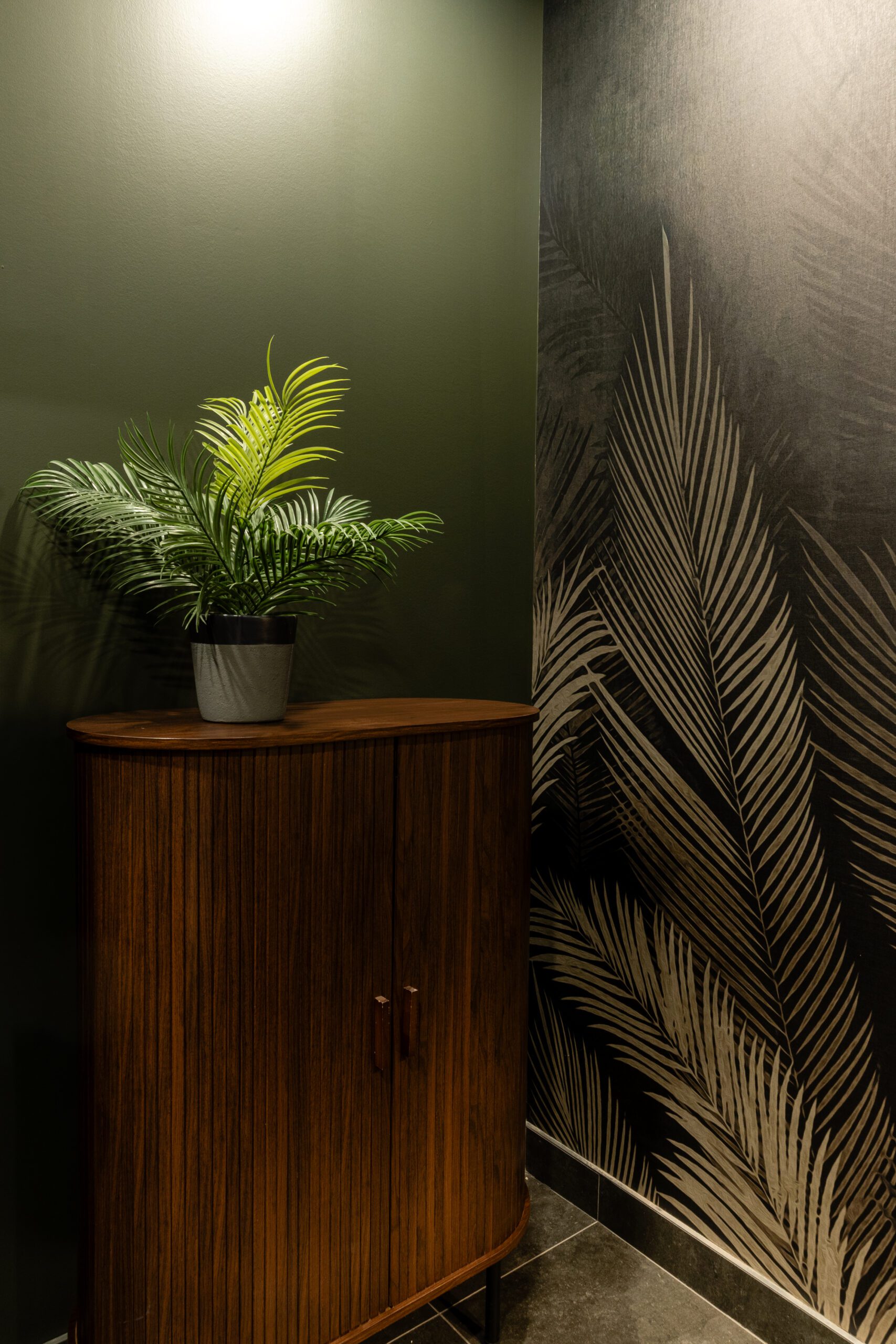 Plante verte sur meuble antique en bois avec papier peint de plante