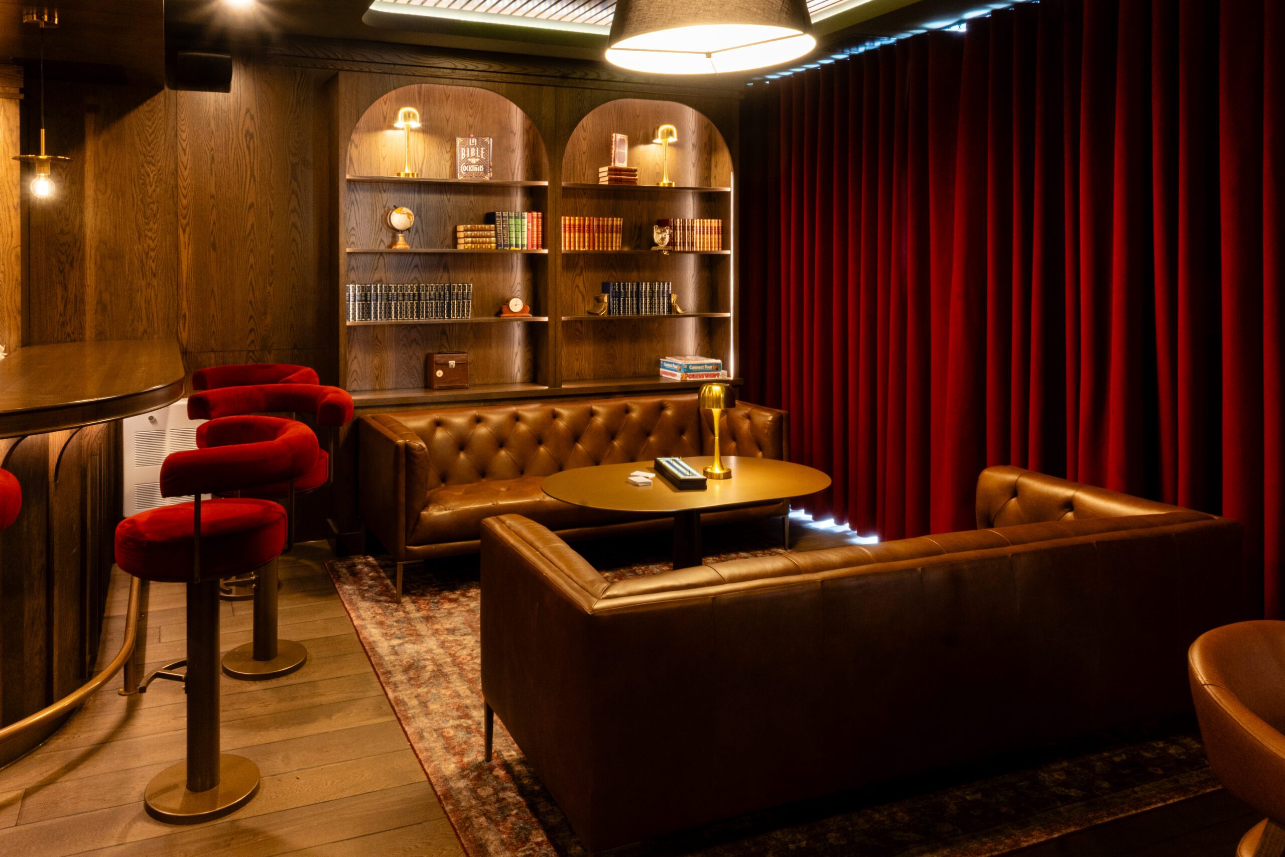 restaurant tamisé moderne avec luminaires, tables et fauteuils en cuir