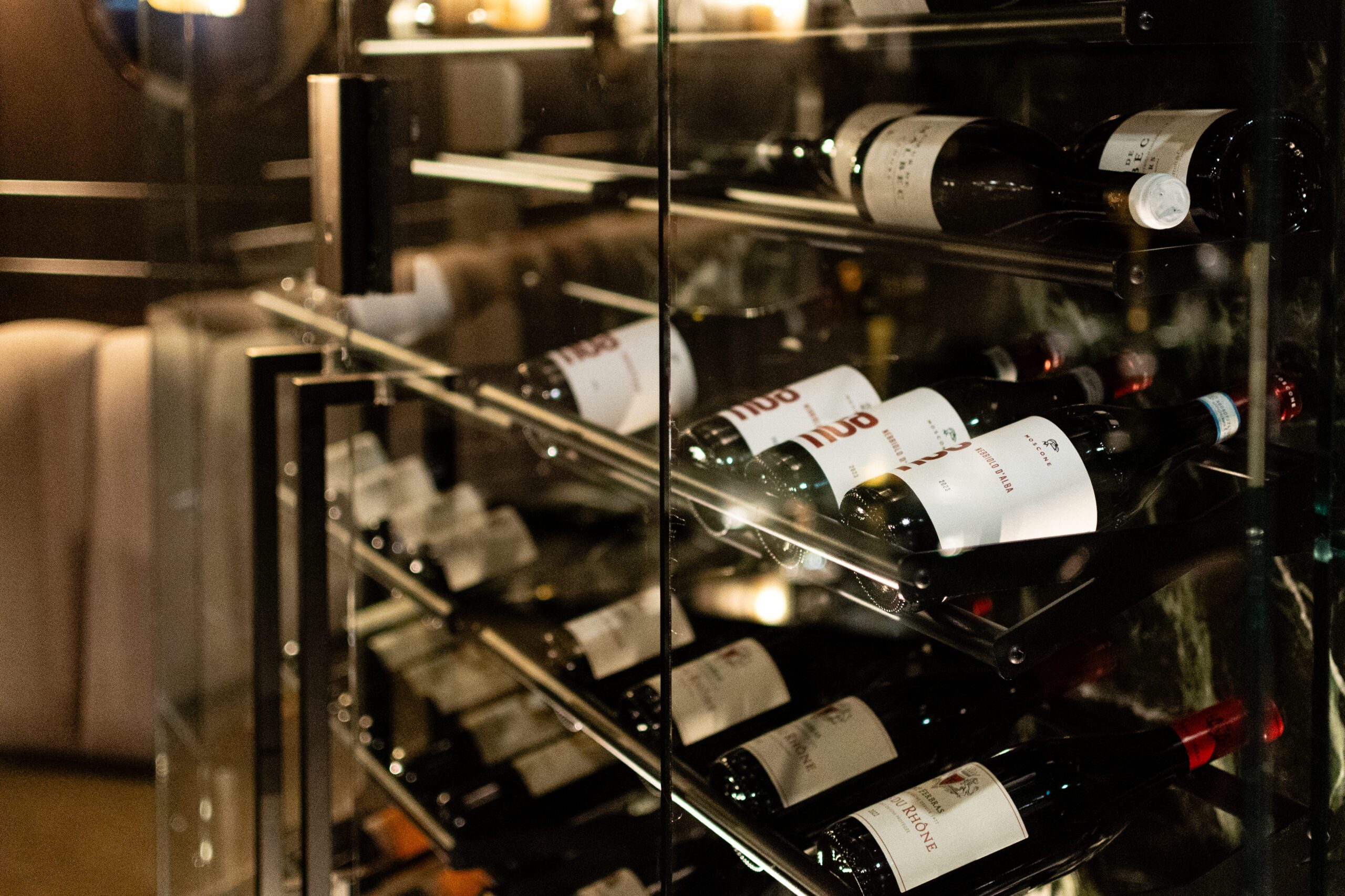 Présentoir de bouteilles de vin rouge dans un restant