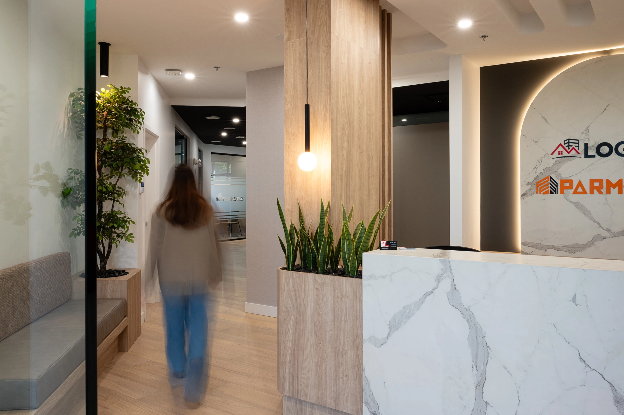 Femme qui marche dans un bureau commercial moderne.