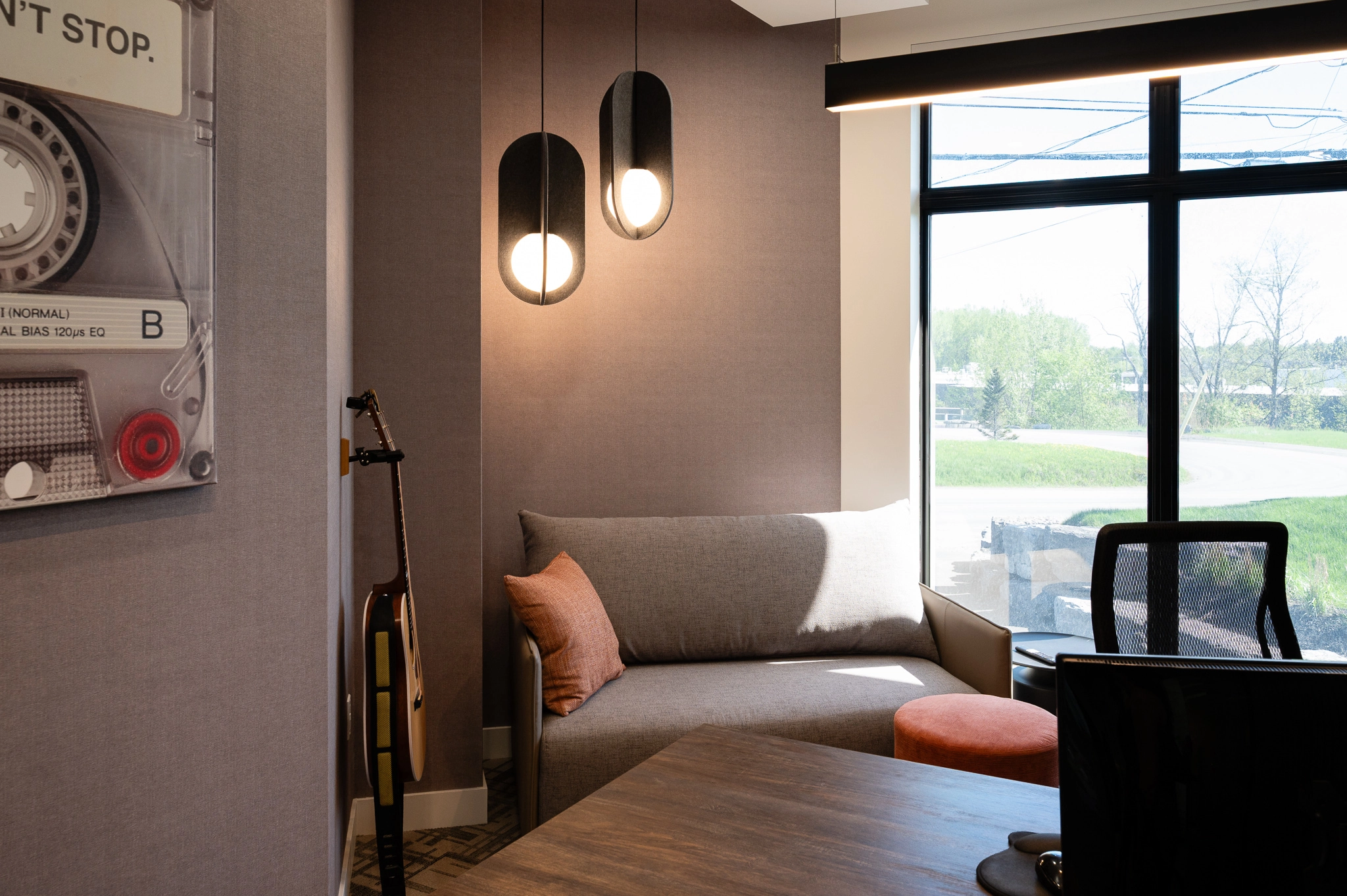 Bureau de travail avec fauteuil, guitare style loundge confortable.